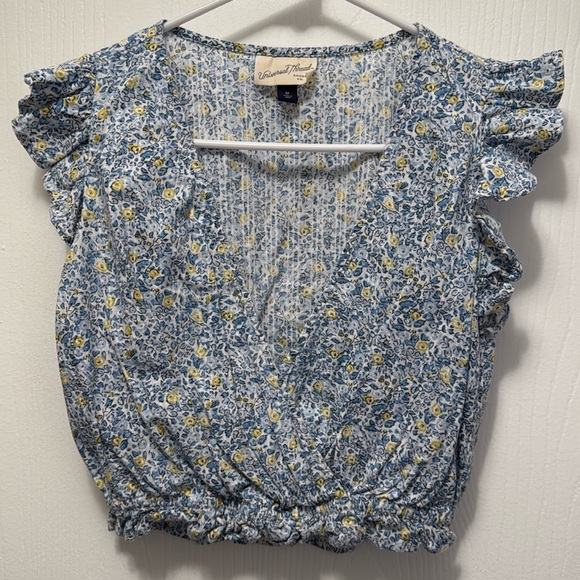 Universal Threads Floral Fluttered Sleeveless Cropped Top Size Medium - Picture 1 of 2